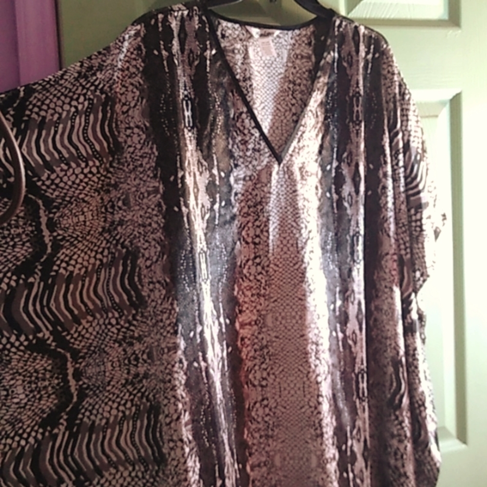 Black, silver and gray v-neck lounging gown.